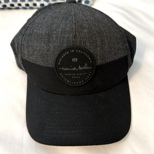 Travis Mathew men’s SnapBack black/grey patch hat